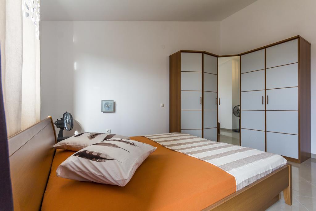 Apartments Gloria Ližnjan Екстериор снимка