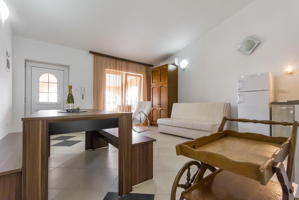 Apartments Gloria Ližnjan Екстериор снимка