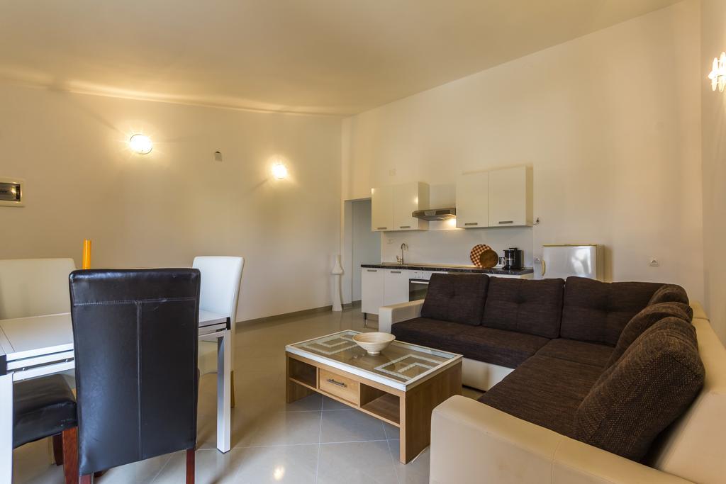 Apartments Gloria Ližnjan Екстериор снимка