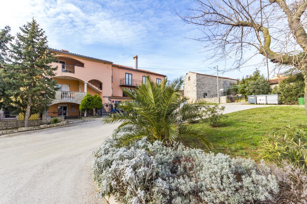 Apartments Gloria Ližnjan Екстериор снимка