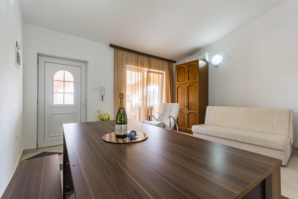 Apartments Gloria Ližnjan Екстериор снимка