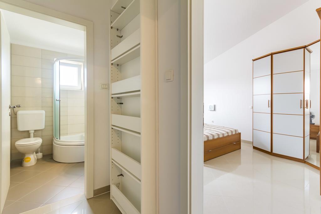 Apartments Gloria Ližnjan Екстериор снимка