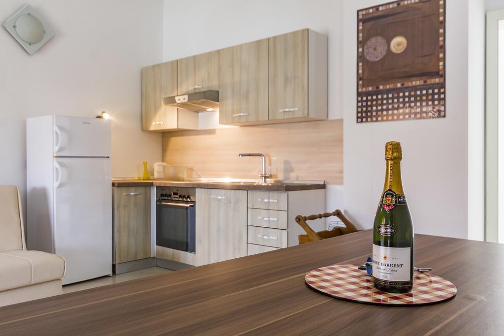 Apartments Gloria Ližnjan Екстериор снимка