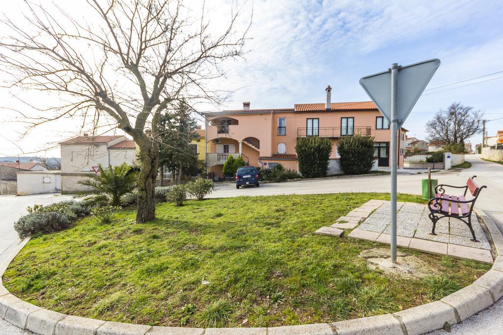 Apartments Gloria Ližnjan Екстериор снимка