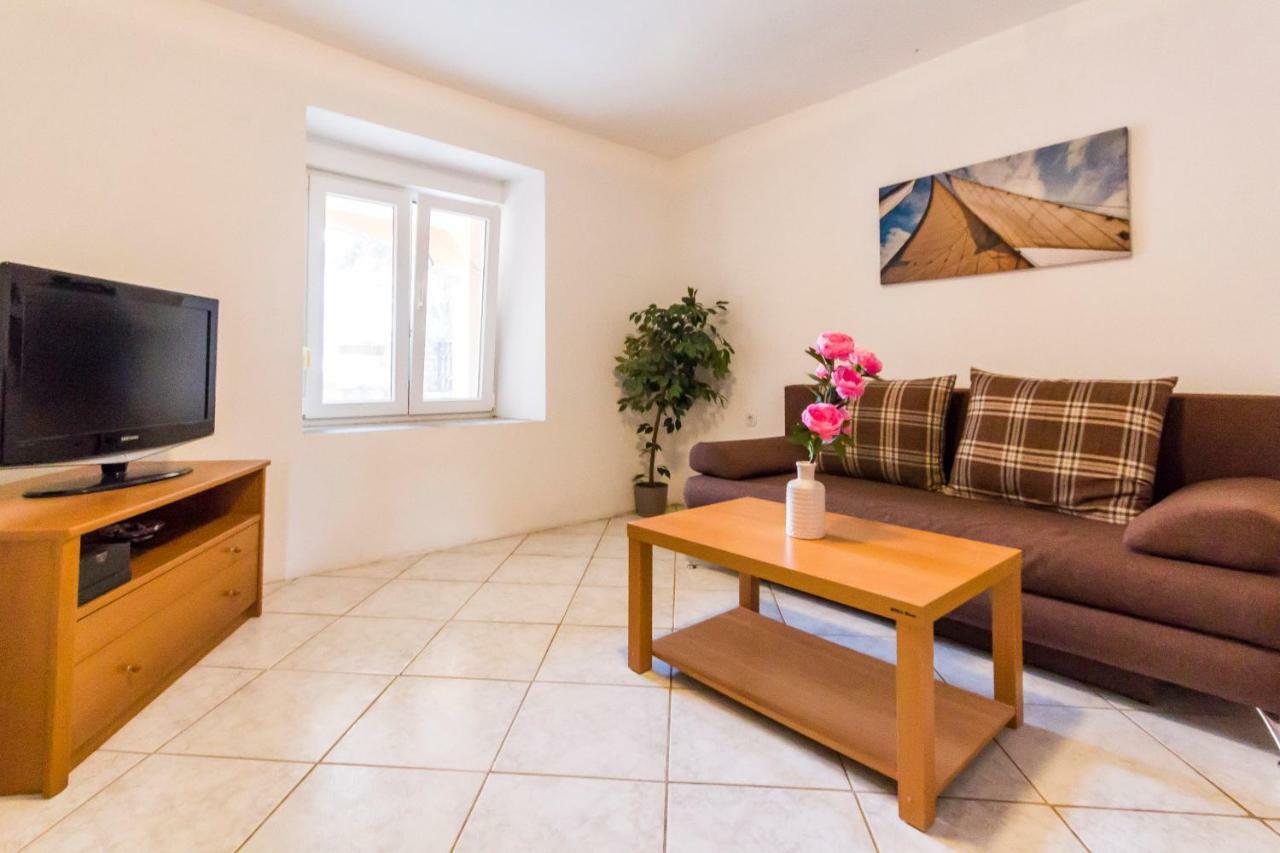 Apartments Gloria Ližnjan Екстериор снимка