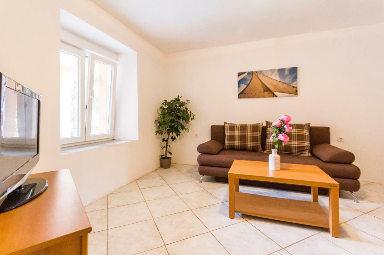 Apartments Gloria Ližnjan Екстериор снимка