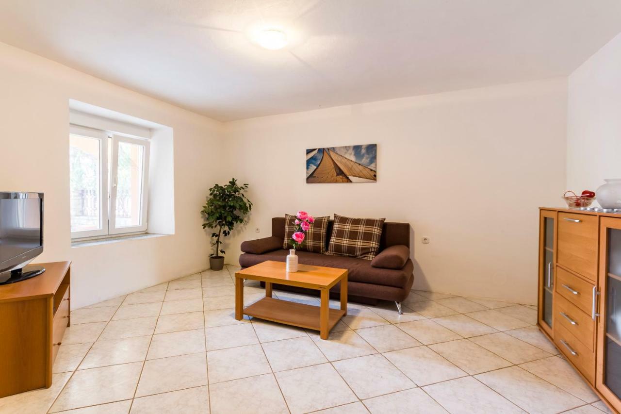 Apartments Gloria Ližnjan Екстериор снимка